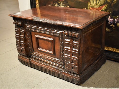 Mobilier Cabinet & Coffre - Petit coffre en noyer de la Renaissance italienne - fin du XVIe siècle